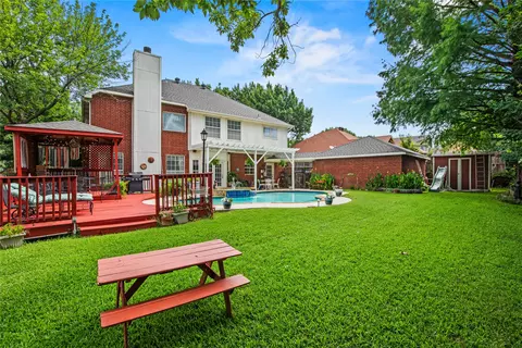 7604 Oak Knoll Dr, North Richland Hills, TX 76182