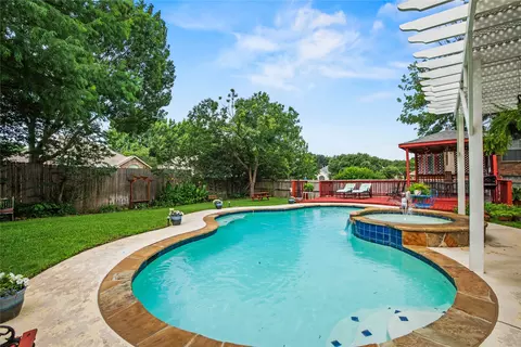 7604 Oak Knoll Dr, North Richland Hills, TX 76182