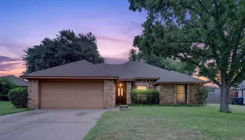 8209 Willow Glen Ct, Fort Worth, TX 76134