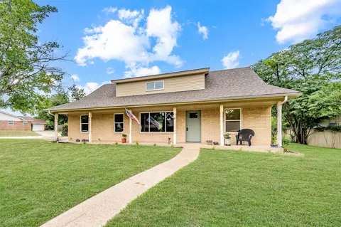 805 Stratford Dr, Bedford, TX 76021