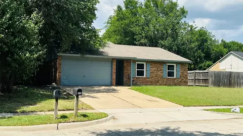 914 Clark Trl, Grand Prairie, TX 75052
