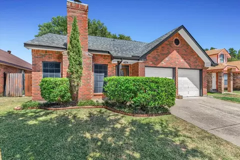 215 Ironbark Dr, Arlington, TX 76018