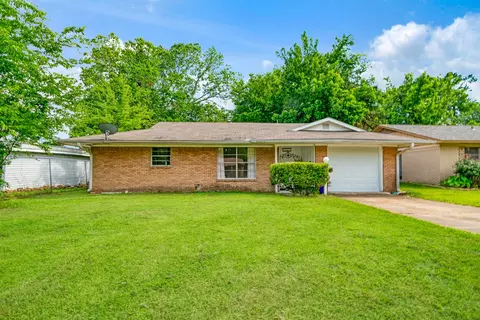2250 Bella Vista Dr, Paris, TX 75460