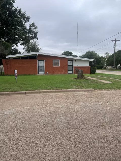 1140 W Forest St, Munday, TX 76371