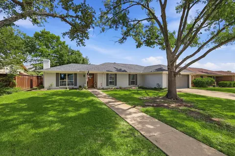 8413 Hillcrest Ct, North Richland Hills, TX 76182