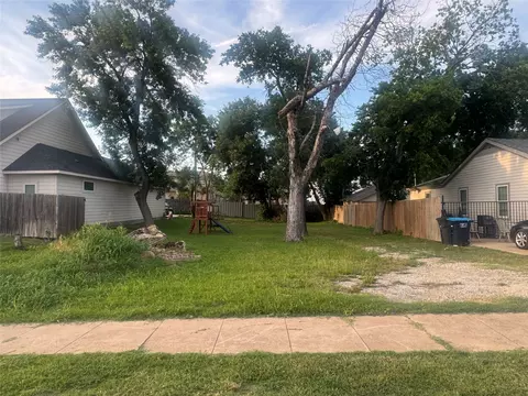 827 E Powell Ave, Fort Worth, TX 76104