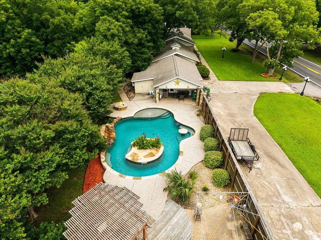 110 W Crockett St, Wolfe City, TX 75496