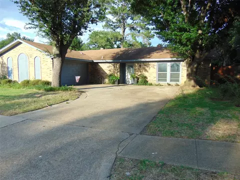 5420 Kings Manor Dr, Lake Dallas, TX 75065
