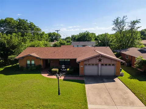 509 NW Mound St, Burleson, TX 76028