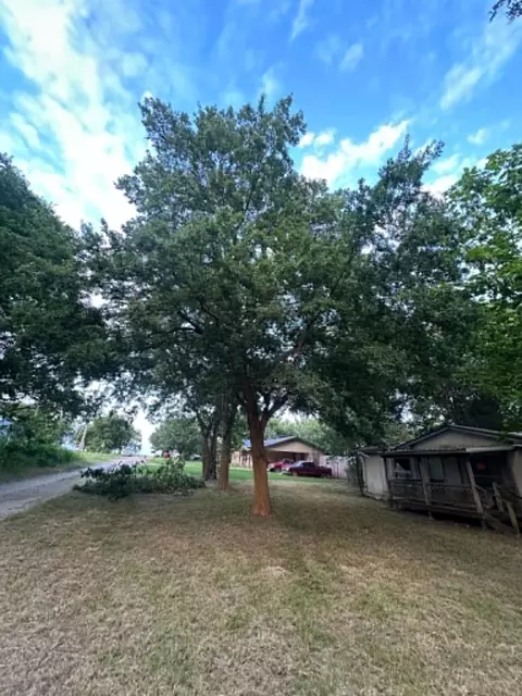200 E Locust St, Celeste, TX 75423