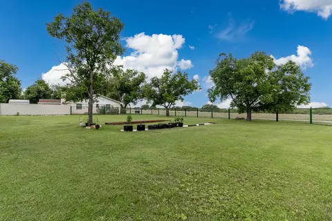 Exterior - 307 E Loop Dr, Brady, TX 76825 photo 7 of 11