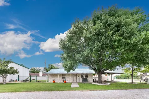 307 E Loop Dr, Brady, TX 76825