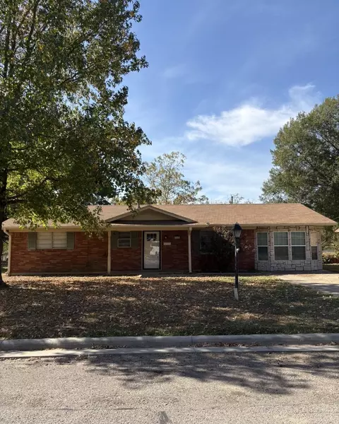 240 SW 31st St, Paris, TX 75460