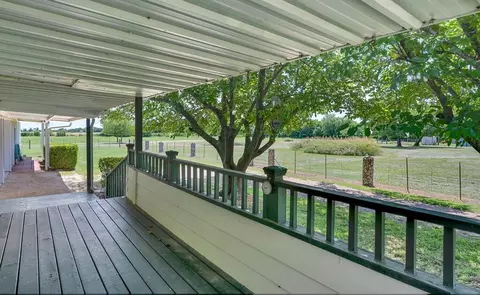 652 Middle Windsor Rd, Mcgregor, TX 76657 photo 3