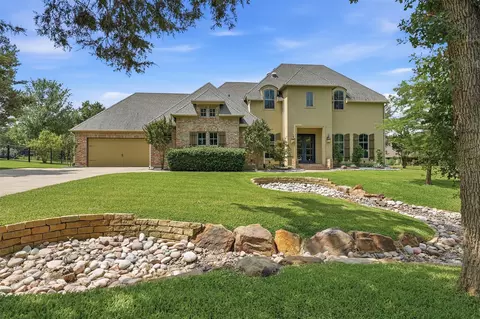 107 Iriquois Dr, Lake Kiowa, TX 76240