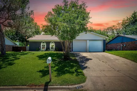 712 Poe St, Azle, TX 76020