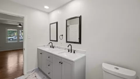 Bath - 4600 Robinwood Dr, Waco, TX 76708 photo 3 of 5