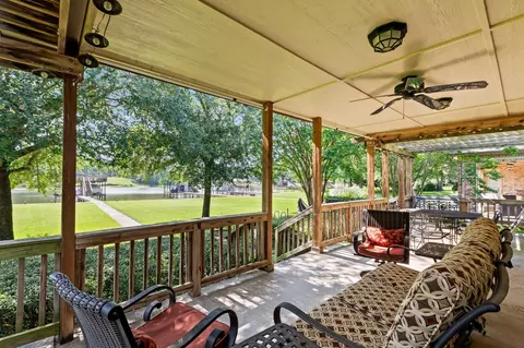 194 Bushwhacker Dr, Mabank, TX 75156