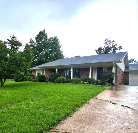 901 Bluebird Ln, Wake Village, TX 75501