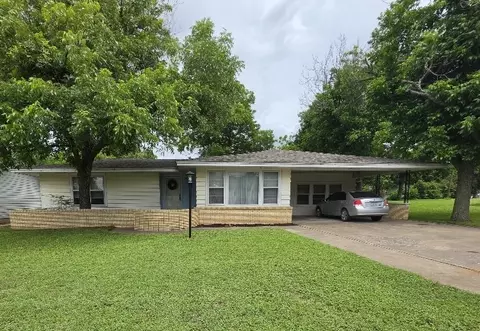 215 Woodard Ave, Cleburne, TX 76033