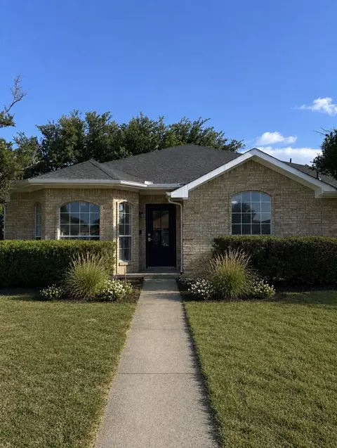 706 Crenshaw Dr, Cedar Hill, TX 75104