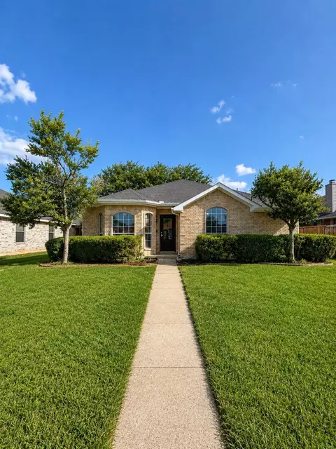 706 Crenshaw Dr, Cedar Hill, TX 75104