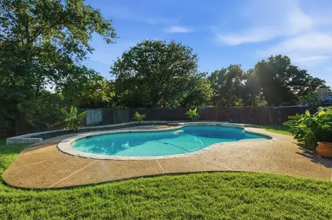 8516 Crestview Dr, North Richland Hills, TX 76182