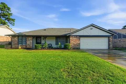 8516 Crestview Dr, North Richland Hills, TX 76182