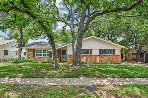 724 Bedford Ct W, Hurst, TX 76053