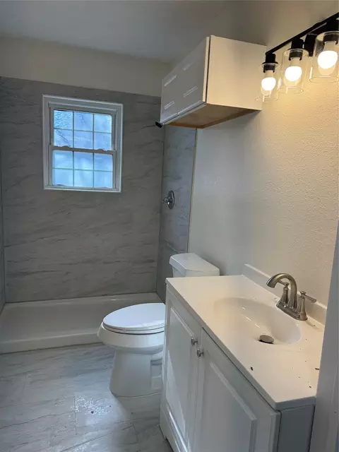 Bath - 214 E Acheson St, Denison, TX 75021 photo 1 of 2