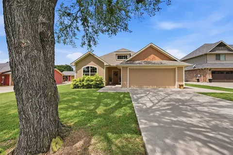 114 Sequoya Dr, Lake Kiowa, TX 76240
