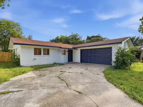 4649 S Drive Dr W, Fort Worth, TX 76132
