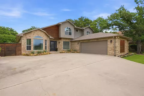 219 Navajo Trl, Lake Kiowa, TX 76240