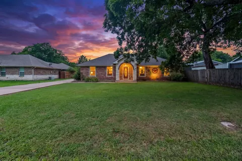 712 S Grand St, Wolfe City, TX 75496