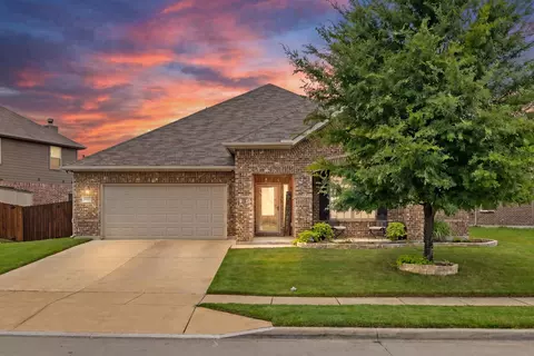 1020 Crest Breeze Dr, Haslet, TX 76052
