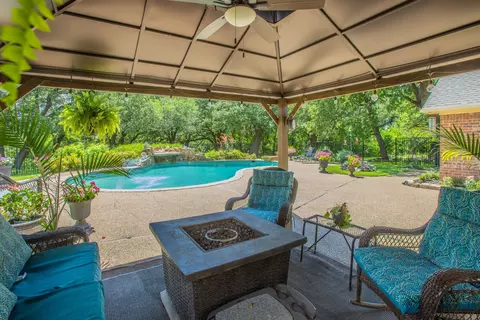 Exterior - 550 Creek Rd, Lorena, TX 76655 photo 5 of 12