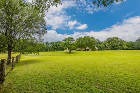 Exterior - 550 Creek Rd, Lorena, TX 76655 photo 4 of 12