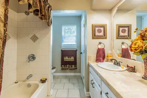 Bath - 550 Creek Rd, Lorena, TX 76655 photo 3 of 4