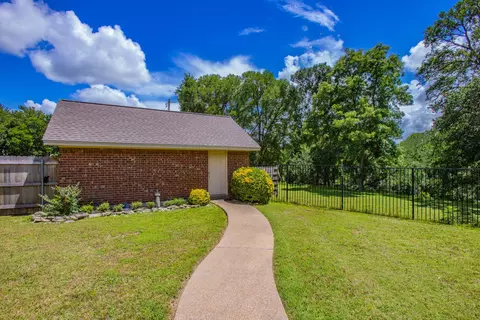 Exterior - 550 Creek Rd, Lorena, TX 76655 photo 9 of 12
