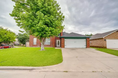 8601 Garden Springs Dr, Fort Worth, TX 76123
