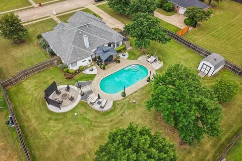 911 High Point Dr, Midlothian, TX 76065