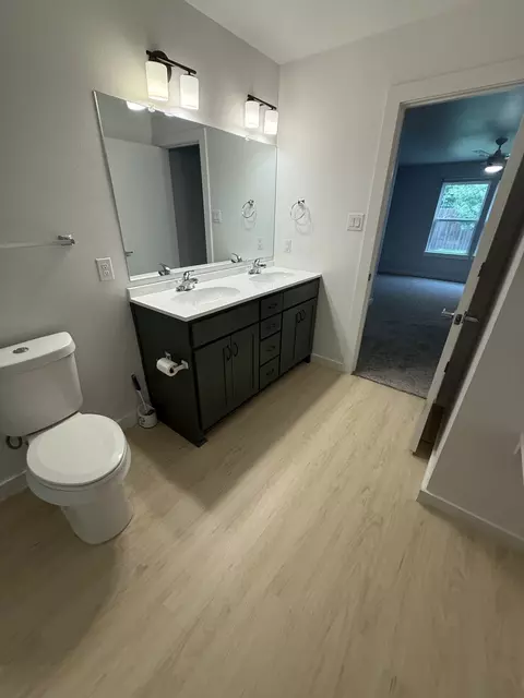 Bath - 505 Thomas St, Terrell, TX 75160 photo 1 of 6