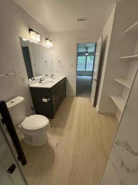 Bath - 505 Thomas St, Terrell, TX 75160 photo 3 of 6