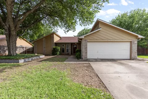 3912 Longstraw Dr, Fort Worth, TX 76137