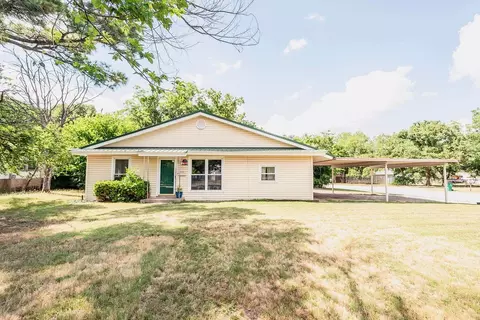 509 E Cedar St, Nocona, TX 76255
