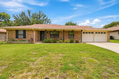 4025 Aragon Dr, Fort Worth, TX 76133