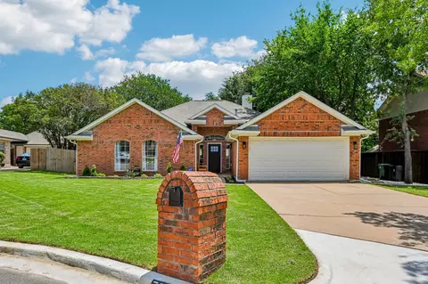 7524 Brentwood Ct, North Richland Hills, TX 76182