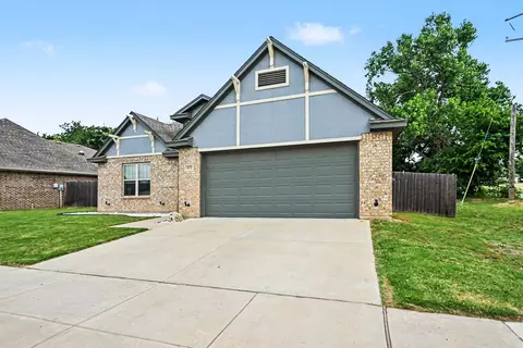 Exterior - 977 Sam St, Springtown, TX 76082 photo 2 of 5