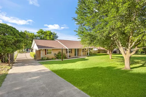 Exterior - 103 Cedar Dr, Oak Leaf, TX 75154 photo 4 of 11