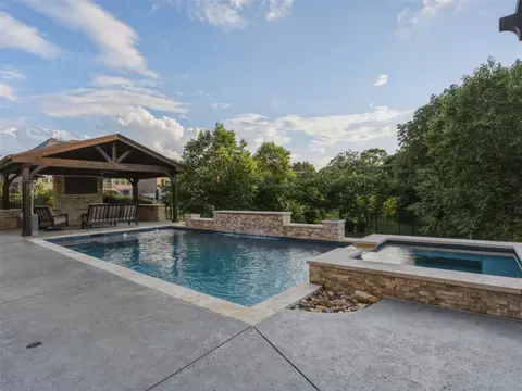 1221 Falcon Dr, Grapevine, TX 76051